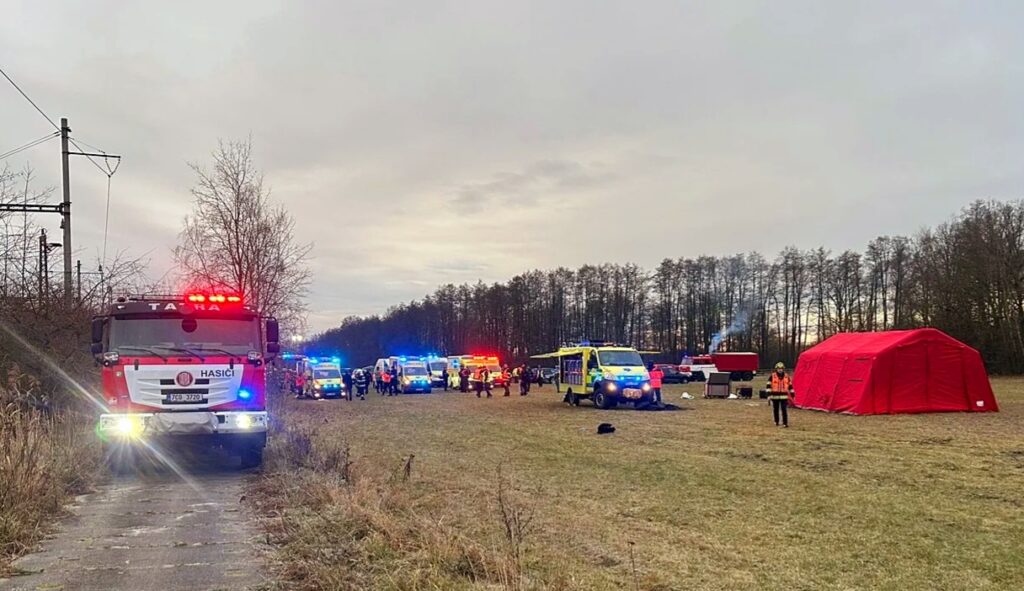 تجند رجال إطفاء ومسعفون وشرطة في منطقة جنوب بوهيميا وإنشاء مركز فرز في مكان الحادث لتقديم العلاج الفوري